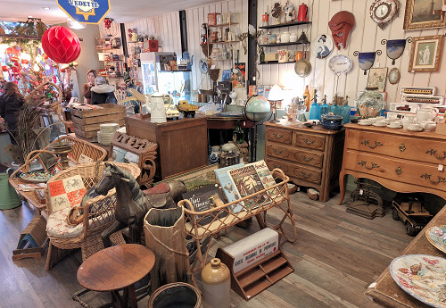 Brocante du château - 18 Place de la Halle, 08200 Sedan